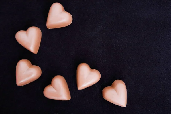 Chocolats Forme Coeur Sur Fond Noir — Photo