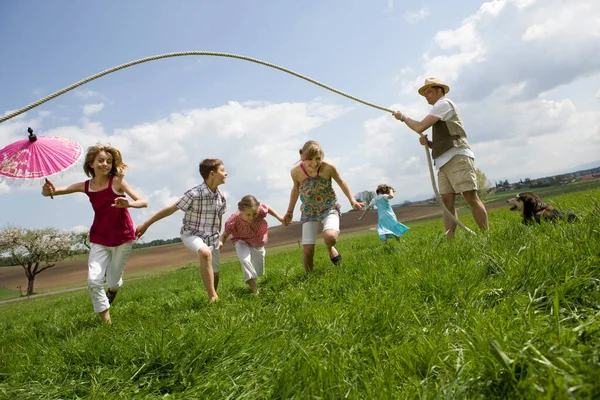 Gelukkige Familie Springen Touwen Het Platteland — Stockfoto