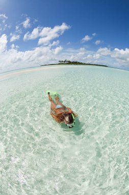 Kadın şnorkelle dalış, Kadhdhoo Adası, Laamu Adası, Maldivler