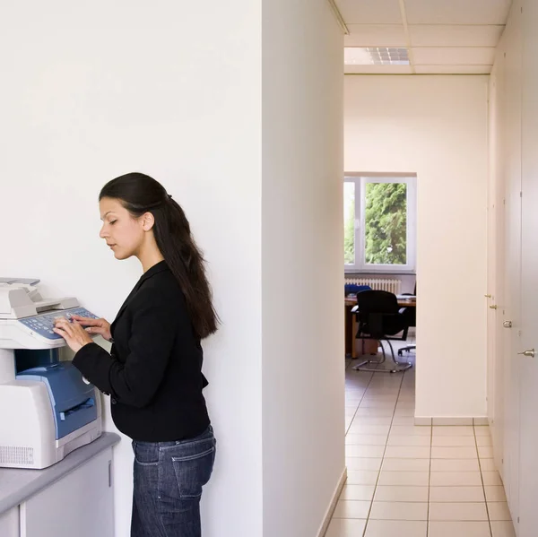 Trabajador Copiadora Oficina Ocupada — Foto de Stock