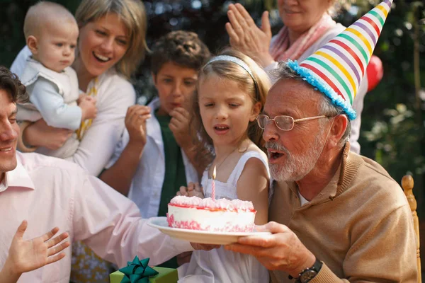 Abuelo Que Sopla Las Velas Fiesta —  Fotos de Stock