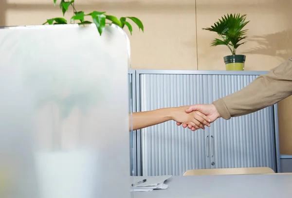 Mann Und Frau Geben Sich Schreibtisch Die Hand — Stockfoto