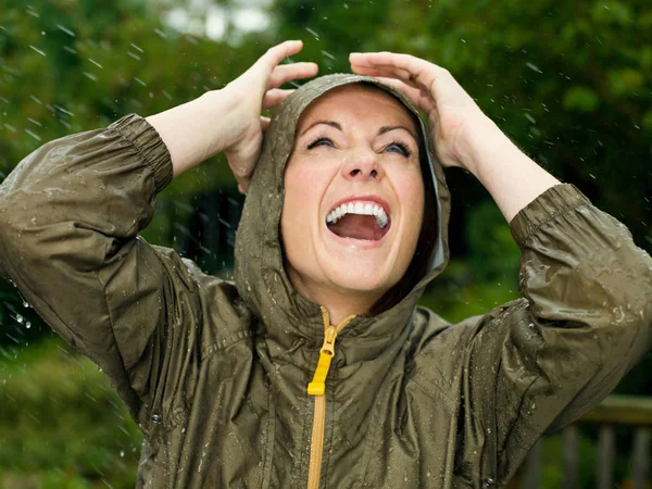 Eine Frau Regen Lächelt — Stockfoto