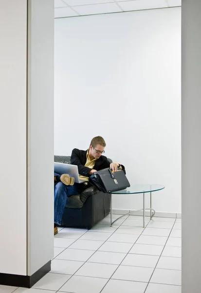 Homem Olhando Pasta Escritório — Fotografia de Stock