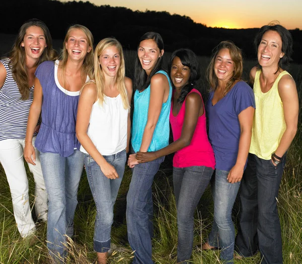 Group Girlfriends Laughing Field — Stock Photo, Image