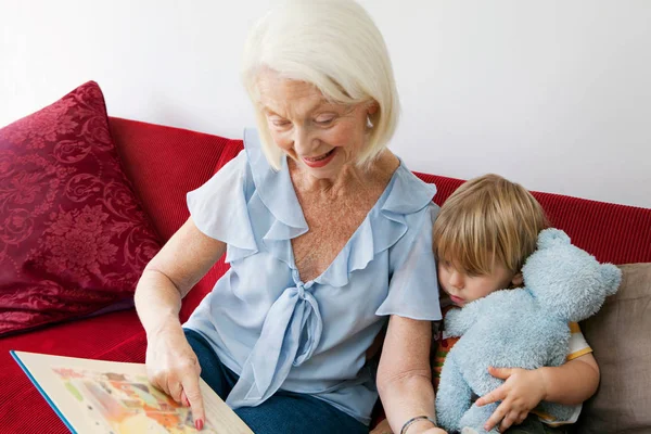 Grandmother Reading Her Grandson — Stock Photo, Image