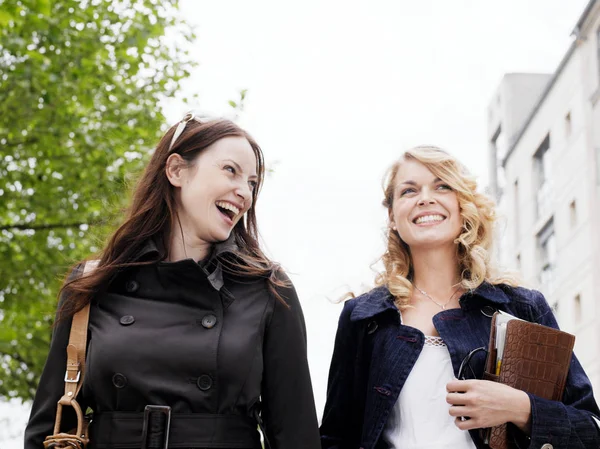Två Unga Kvinnor Vänner Promenader Staden — Stockfoto