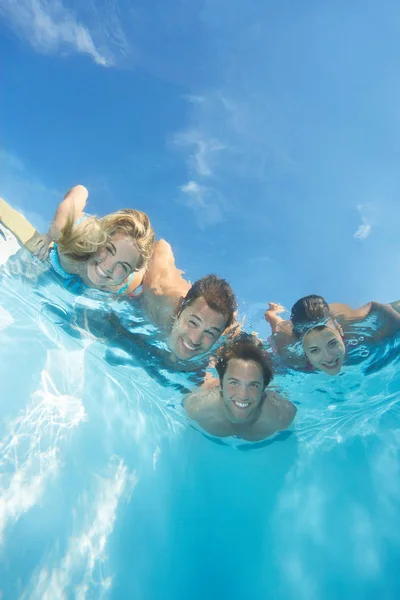 Grupo de amigos submerso na piscina — Fotografia de Stock