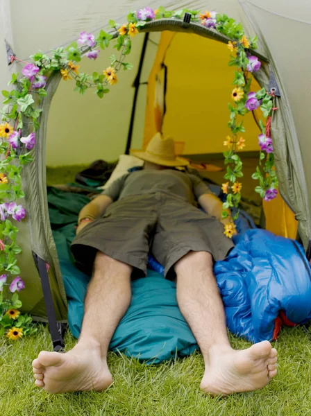 Homem Dormindo Barraca Com Chapéu Rosto — Fotografia de Stock