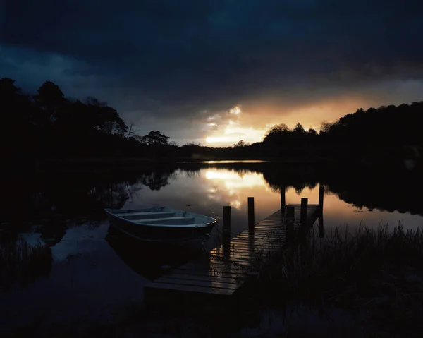 Båt med brygga vid solnedgången — Stockfoto