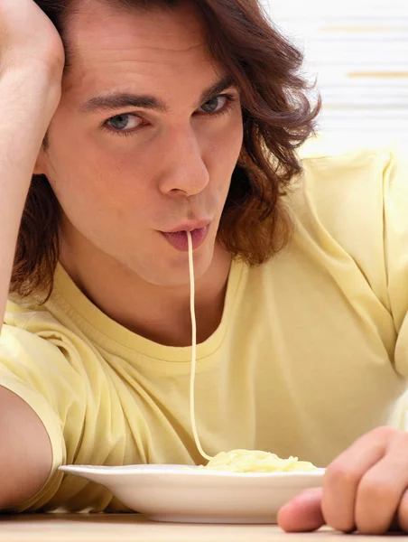 Genç Adam Spagetti Yiyor — Stok fotoğraf