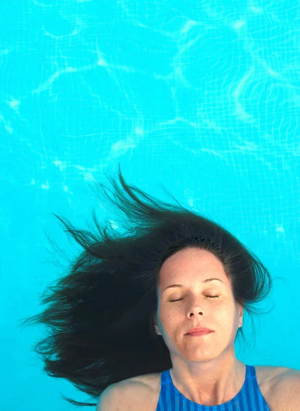 Žena Dlouhými Vlasy Plovoucí Bazénu — Stock fotografie