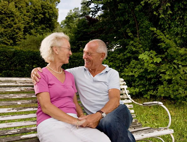 Senior Mann Und Frau Auf Alter Bank — Stockfoto
