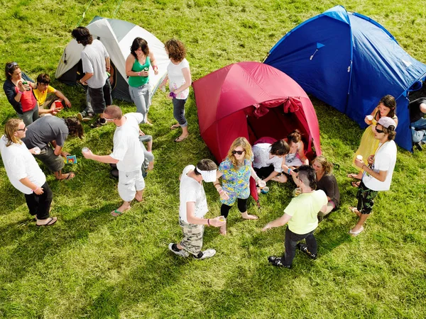 Gruppo Che Festeggia Fuori Tende — Foto Stock