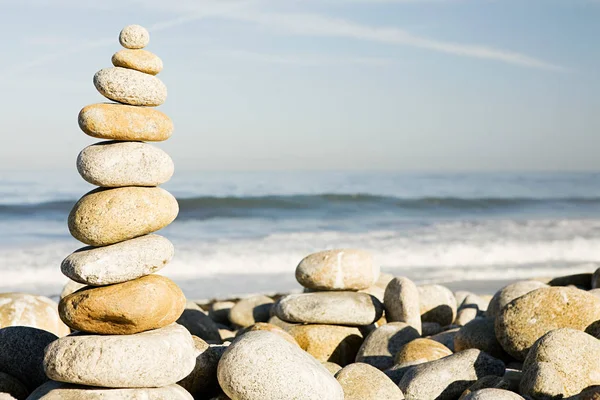 Piedras apiladas junto al océano — Foto de Stock