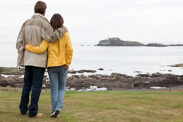 Casal Junto Mar Perto — Fotografia de Stock