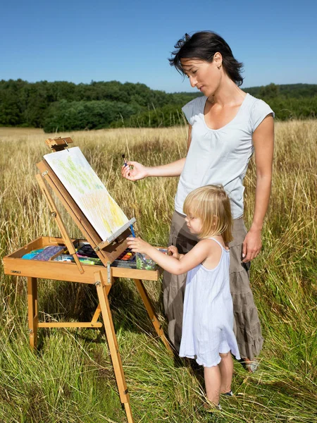 Mãe Filha Pintando Campo — Fotografia de Stock