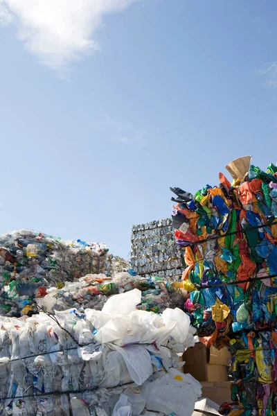 Hromádky Recyklace Přes Modrou Oblohu — Stock fotografie