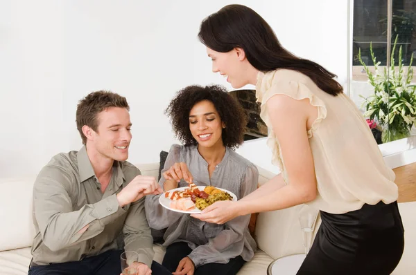 Uma Mulher Oferecendo Amigos Canapés — Fotografia de Stock