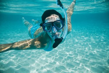Suyun altında yüzen kadın 