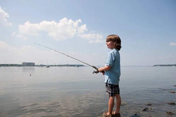 Νεαρό Αγόρι Που Ψαρεύει Στην Παραλία — Φωτογραφία Αρχείου