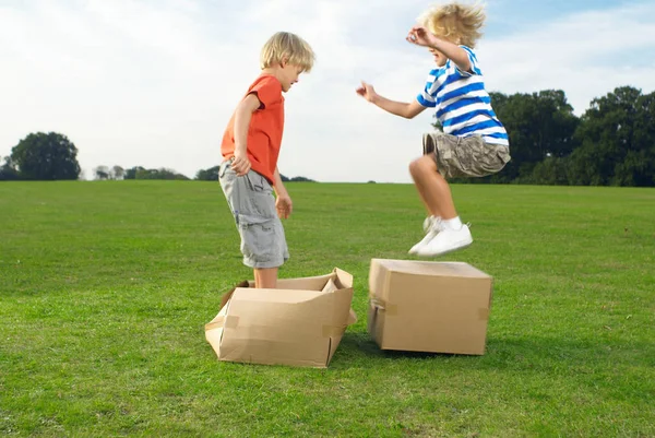 Мальчики Прыгают Коробках — стоковое фото