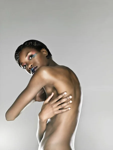 Naken Ung Kvinna Täcker Bröstet — Stockfoto