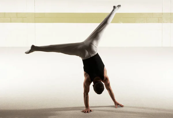 Мужская Гимнастика Выполняющая Упражнения Полу — стоковое фото