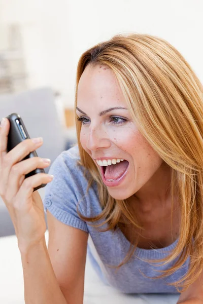 Jovem Mulher Gritando Celular — Fotografia de Stock