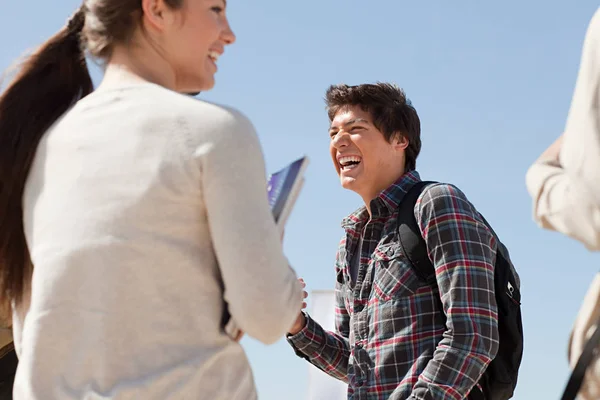 Μαθητές Λυκείου Μιλάνε Και Γελάνε Έξω — Φωτογραφία Αρχείου