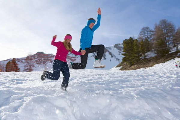 Couple à ski, saut — Photo