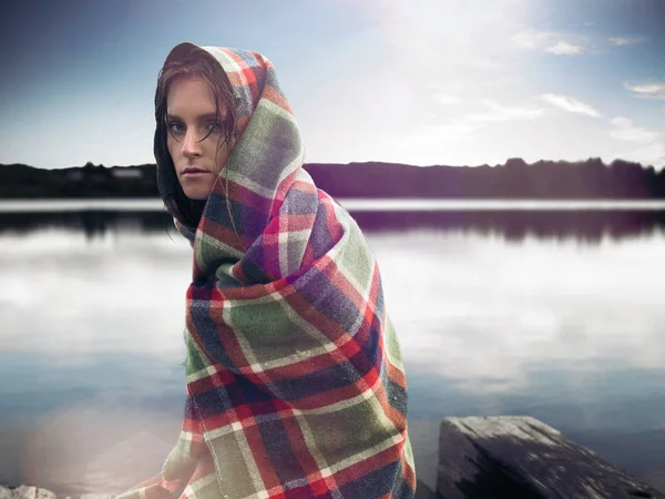 Mulher Cobertor Doca Por Lago — Fotografia de Stock