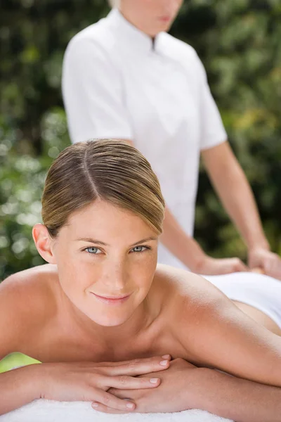 Junge Frau Erhält Massage — Stockfoto