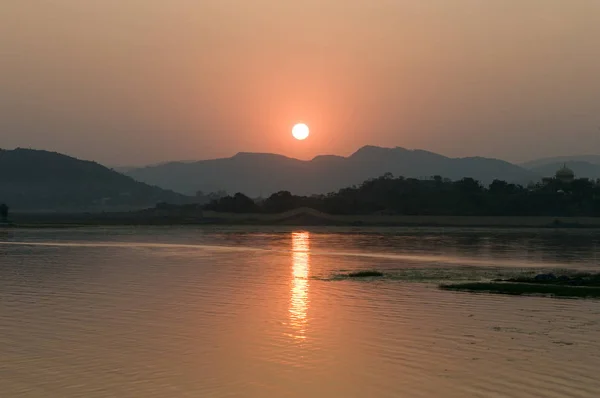 夕阳西下的湖景 — 图库照片