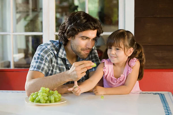 Padre Hija Con Uvas —  Fotos de Stock