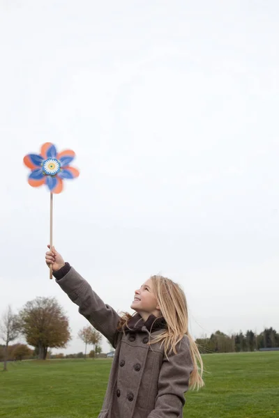 風車を持っている女の子 — ストック写真