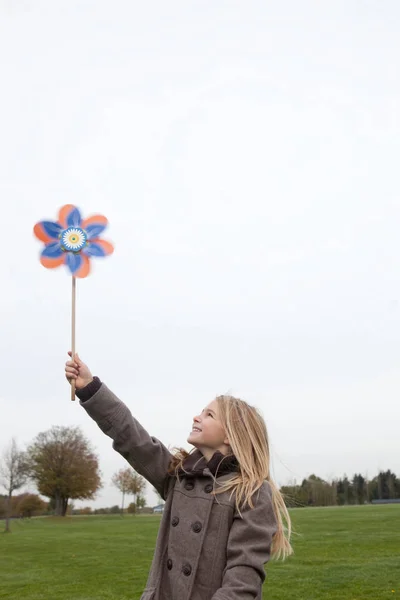 Flicka Som Håller Vindhjul — Stockfoto