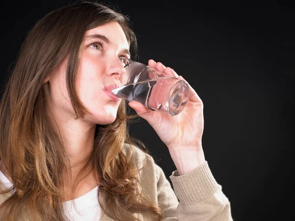 Mulher Bebendo Água Isolada Fundo Preto — Fotografia de Stock