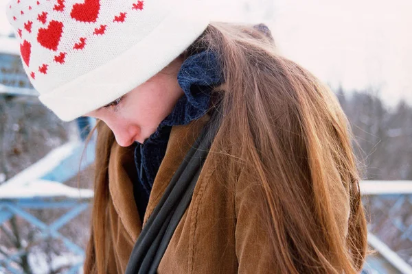 Ragazza Che China Spalle Nel Freddo — Foto Stock