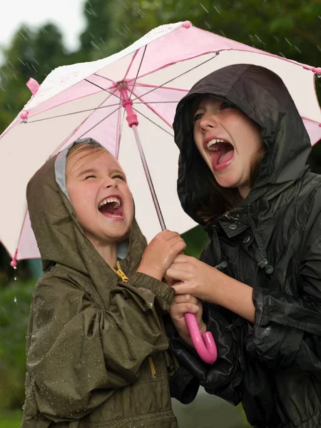 Meninas Sob Guarda Chuva Cantando — Fotografia de Stock