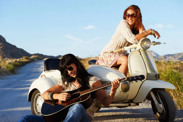 Mujeres Descansando Por Carretera Con Moto — Foto de Stock