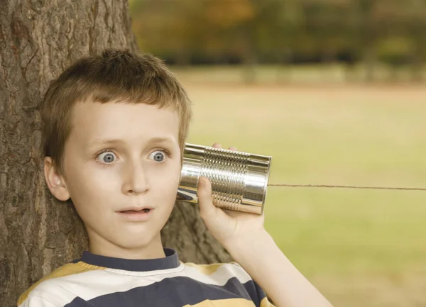 Jongen Luisteren Naar Tin Kan Telefoon — Stockfoto