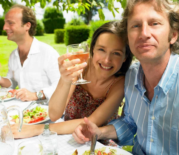 Les Personnes Qui Déjeunent Dans Jardin — Photo