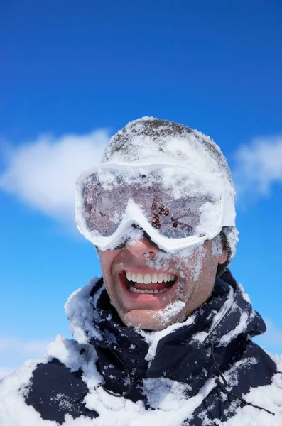 男は笑って雪に覆われた顔 — ストック写真