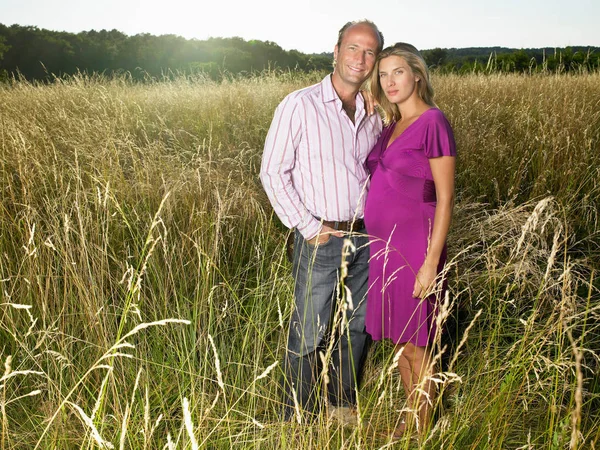 Man Pregnant Wife Field — Stock Photo, Image