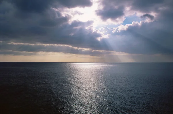 海の上の雲を通して日光 — ストック写真