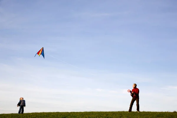 Boy Girl Fly Kite — Stock Photo, Image