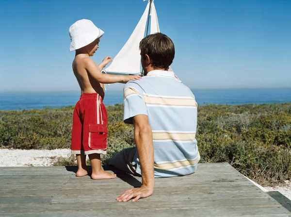 Padre Figlio Con Barca Giocattolo — Foto Stock