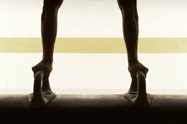 Чоловік Гімнаст Балансує Догори Ногами — стокове фото