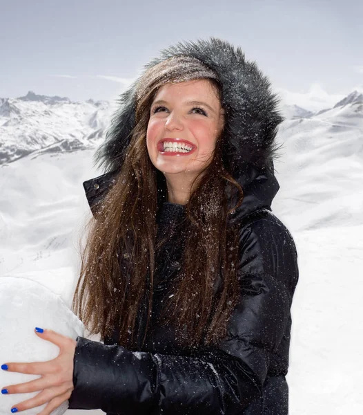 Mladá Žena Velkou Sněhovou Koulí — Stock fotografie